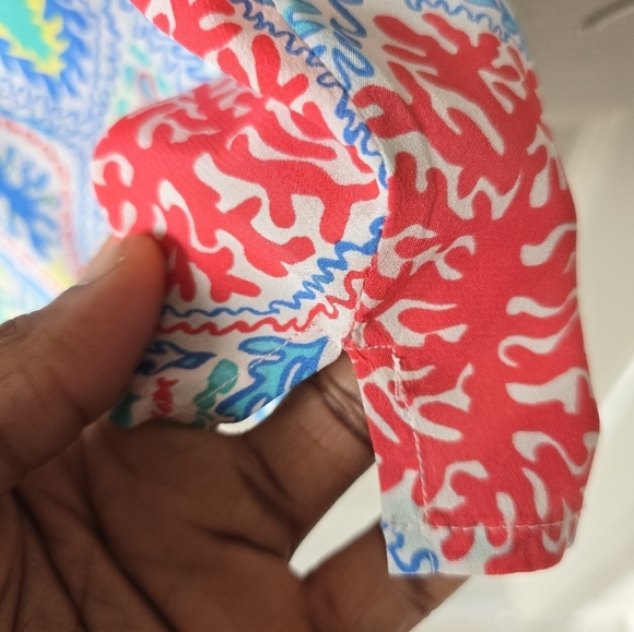 Lilly Pulitzer Elsa 100% Silk Top Let Minnow Sz S Popover Detail Logo Buttons - Picture 7 of 11